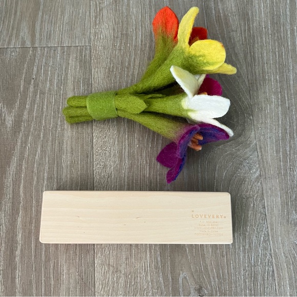 Lovevery Montessori Colorful Felt Flower Arrangement - Picture 5 of 7